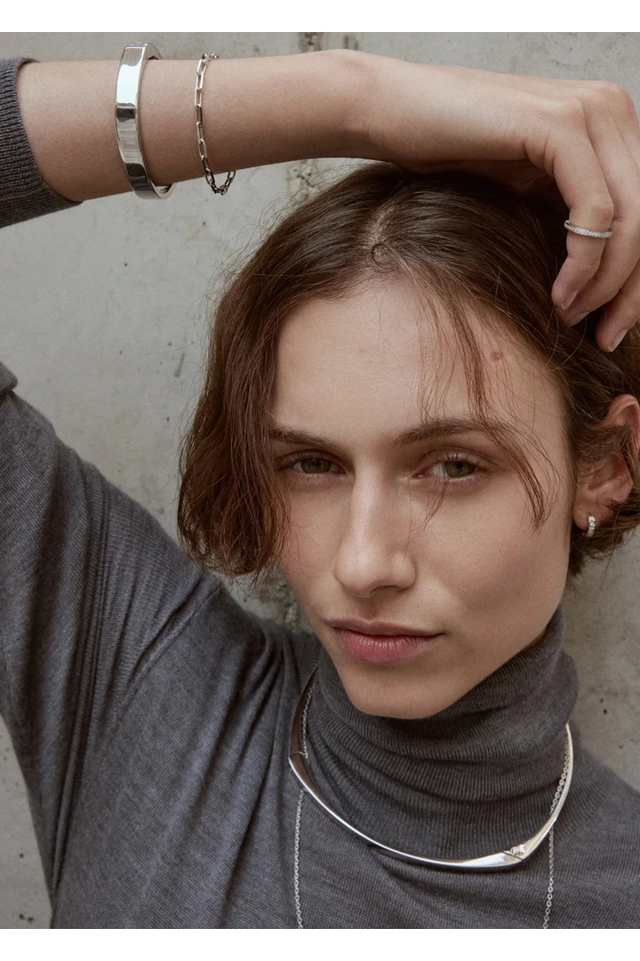 TOTEME 시그니처 브레이슬릿 실버의 실버컬러 1번쨰 이미지입니다.