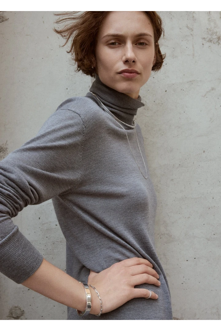 TOTEME 시그니처 브레이슬릿 실버의 실버컬러 2번쨰 이미지입니다.