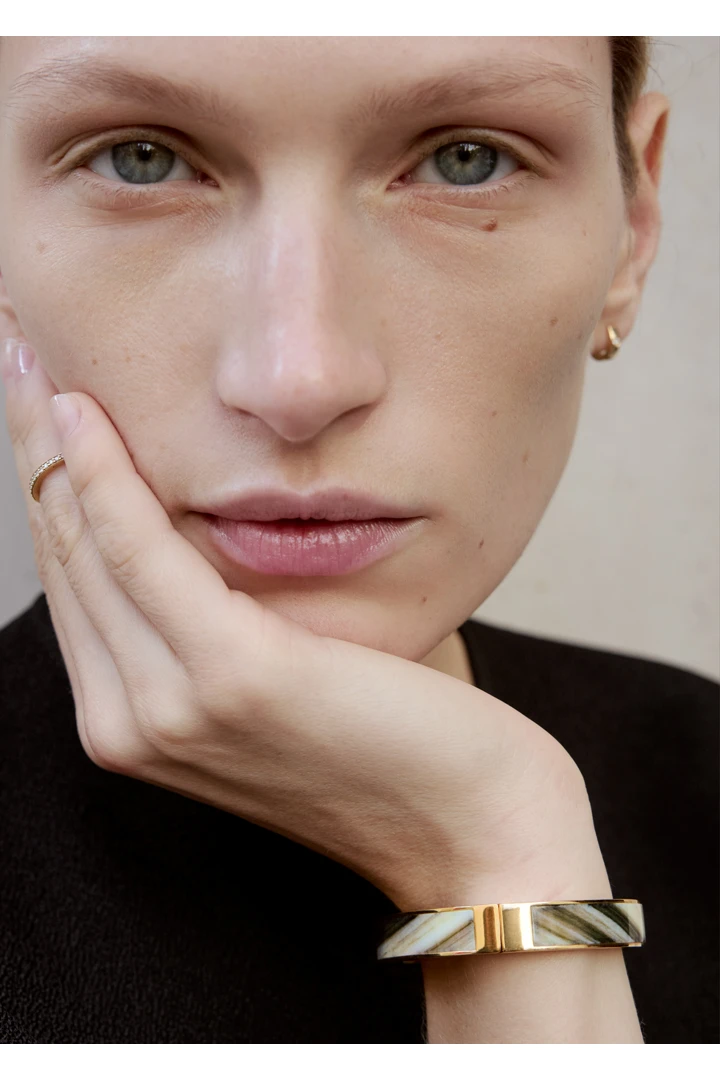 TOTEME 시그니처 브레이슬릿 베이지/골드의 베이지/골드컬러 1번쨰 이미지입니다.