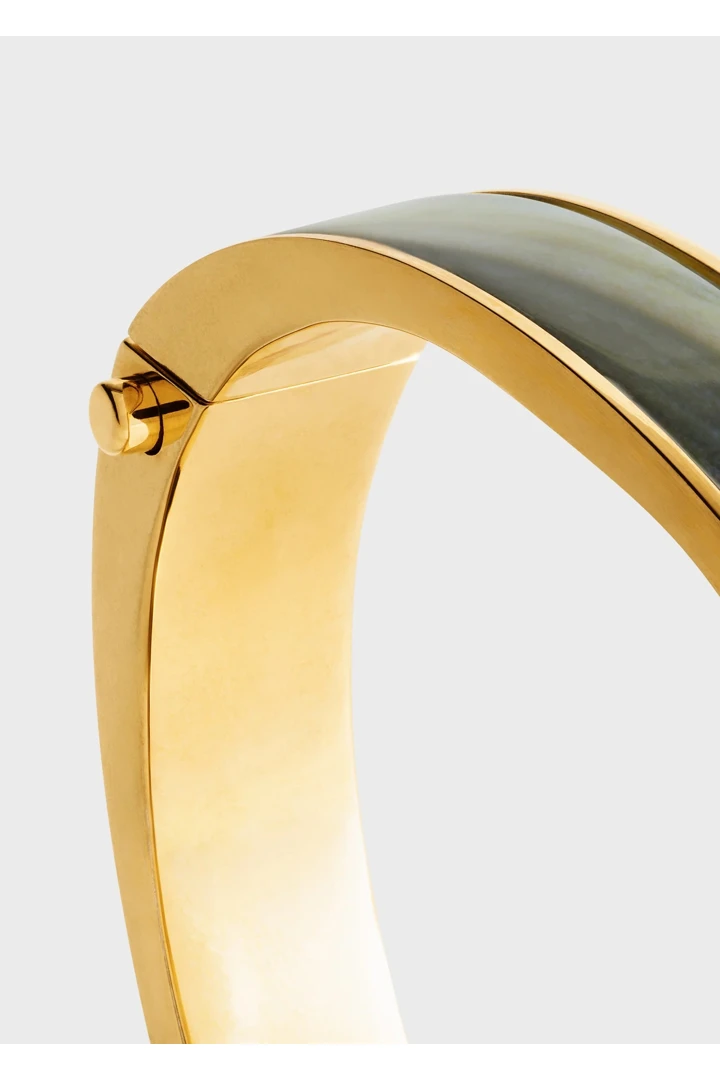 TOTEME 시그니처 브레이슬릿 베이지/골드의 베이지/골드컬러 3번쨰 이미지입니다.