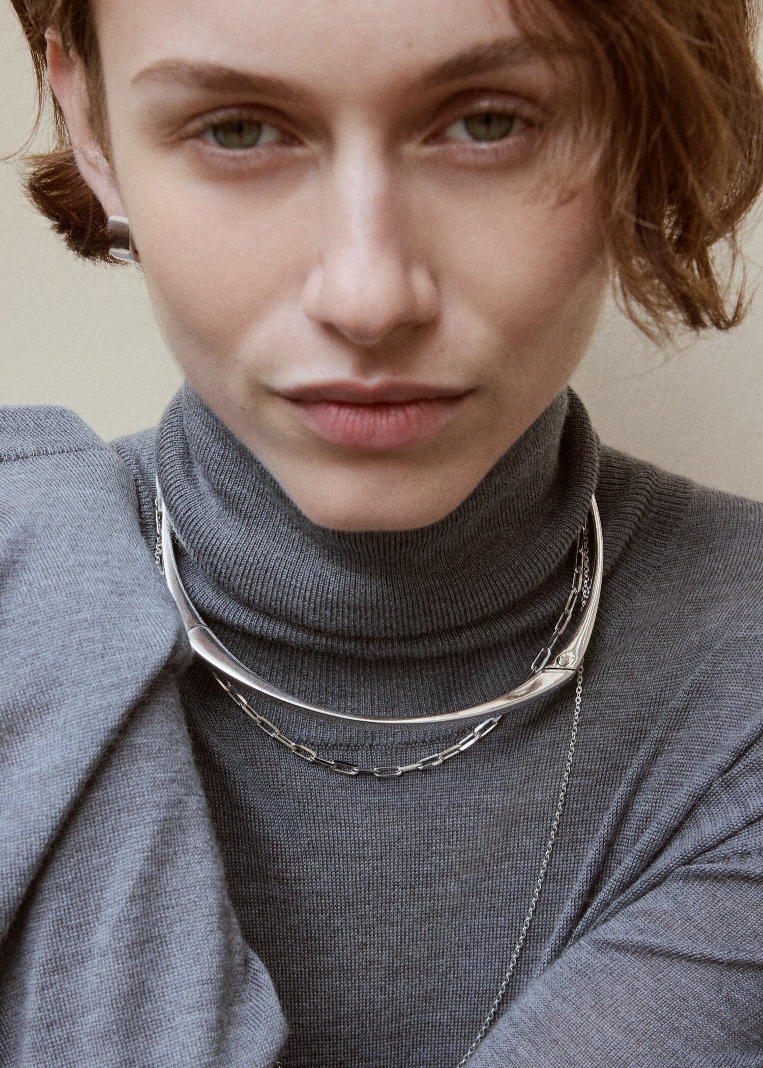 TOTEME 시그니처 칼라 네크리스 실버의 실버컬러 1번쨰 이미지입니다.