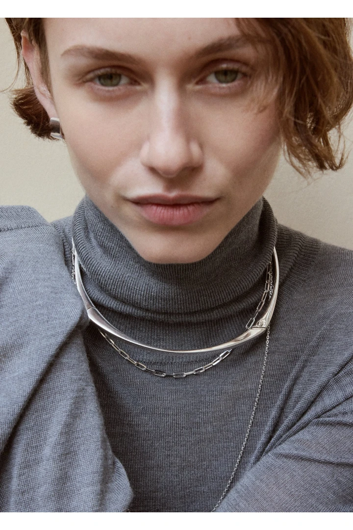 TOTEME 시그니처 칼라 네크리스 실버의 실버컬러 1번쨰 이미지입니다.