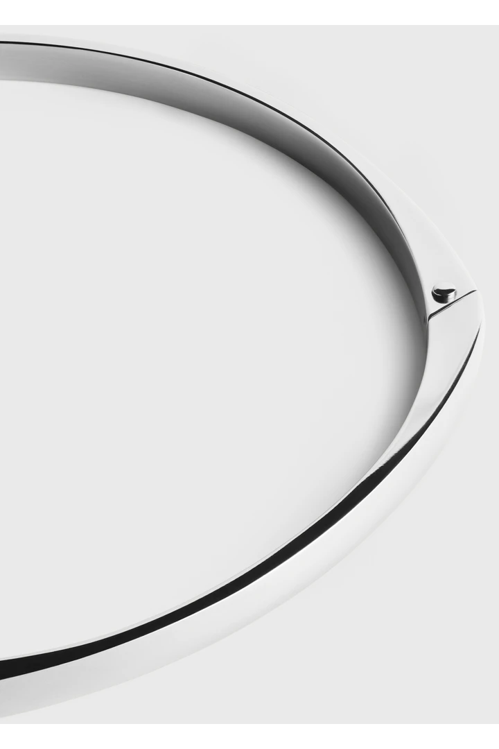 TOTEME 시그니처 칼라 네크리스 실버의 실버컬러 3번쨰 이미지입니다.