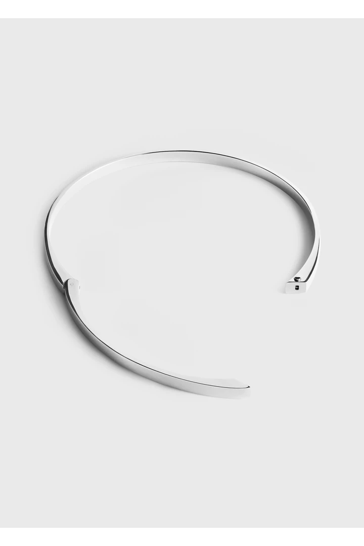 TOTEME 시그니처 칼라 네크리스 실버의 실버컬러 4번쨰 이미지입니다.