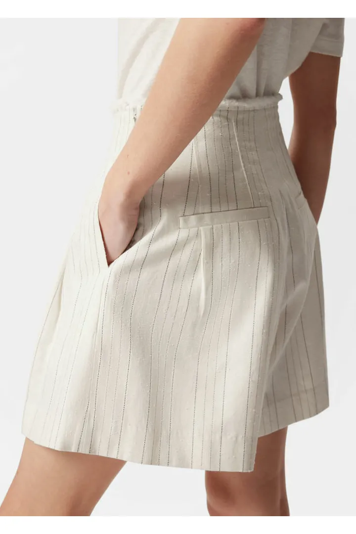 앤아더스토리즈 로 엣지 플리츠 쇼츠의 화이트 핀스트라이프컬러 ECOMLook입니다.