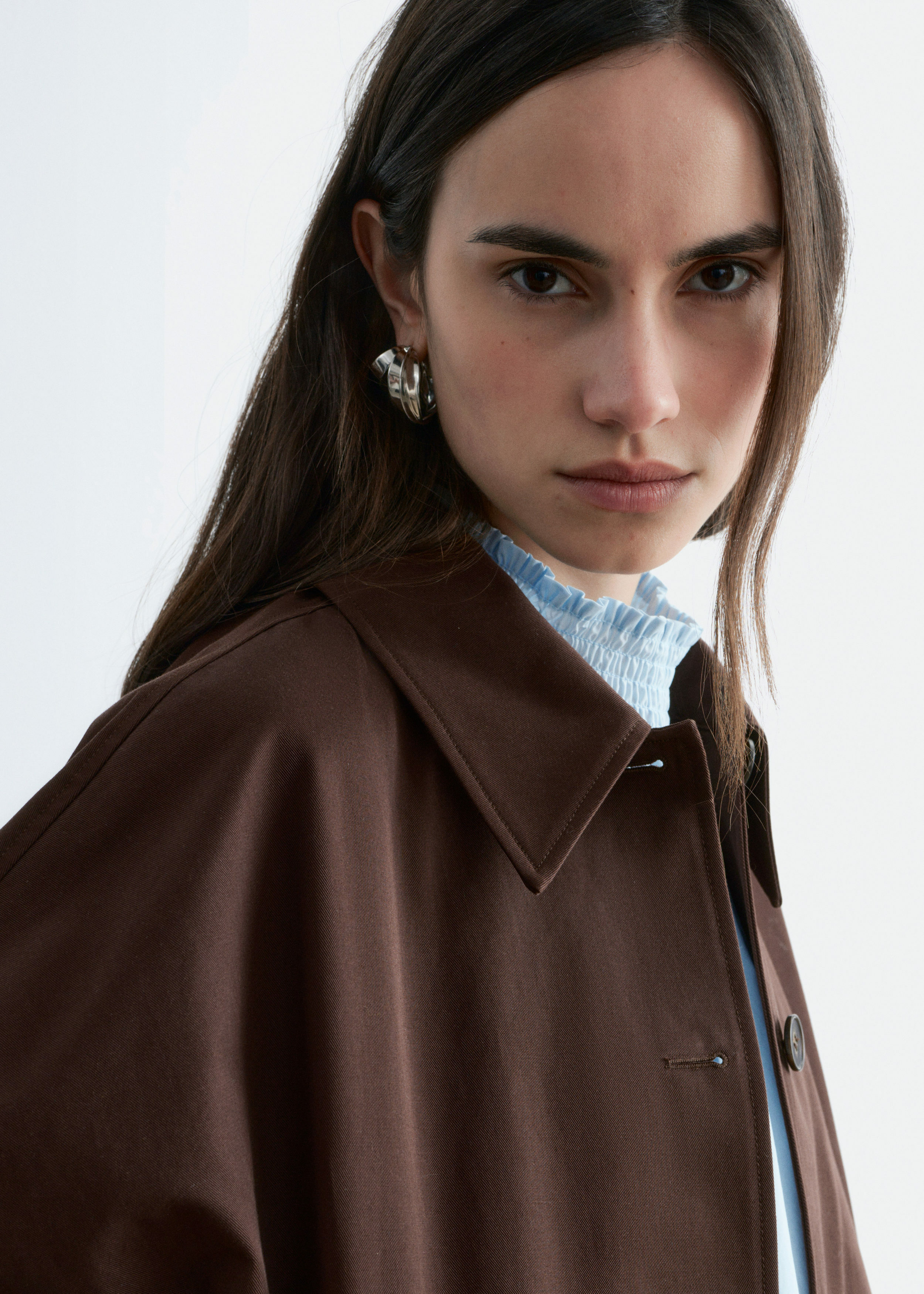 앤아더스토리즈 박시 코튼 자켓의 다크 브라운컬러 ECOMLook입니다.