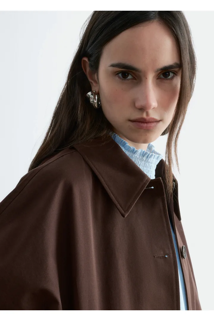 앤아더스토리즈 박시 코튼 자켓의 다크 브라운컬러 ECOMLook입니다.