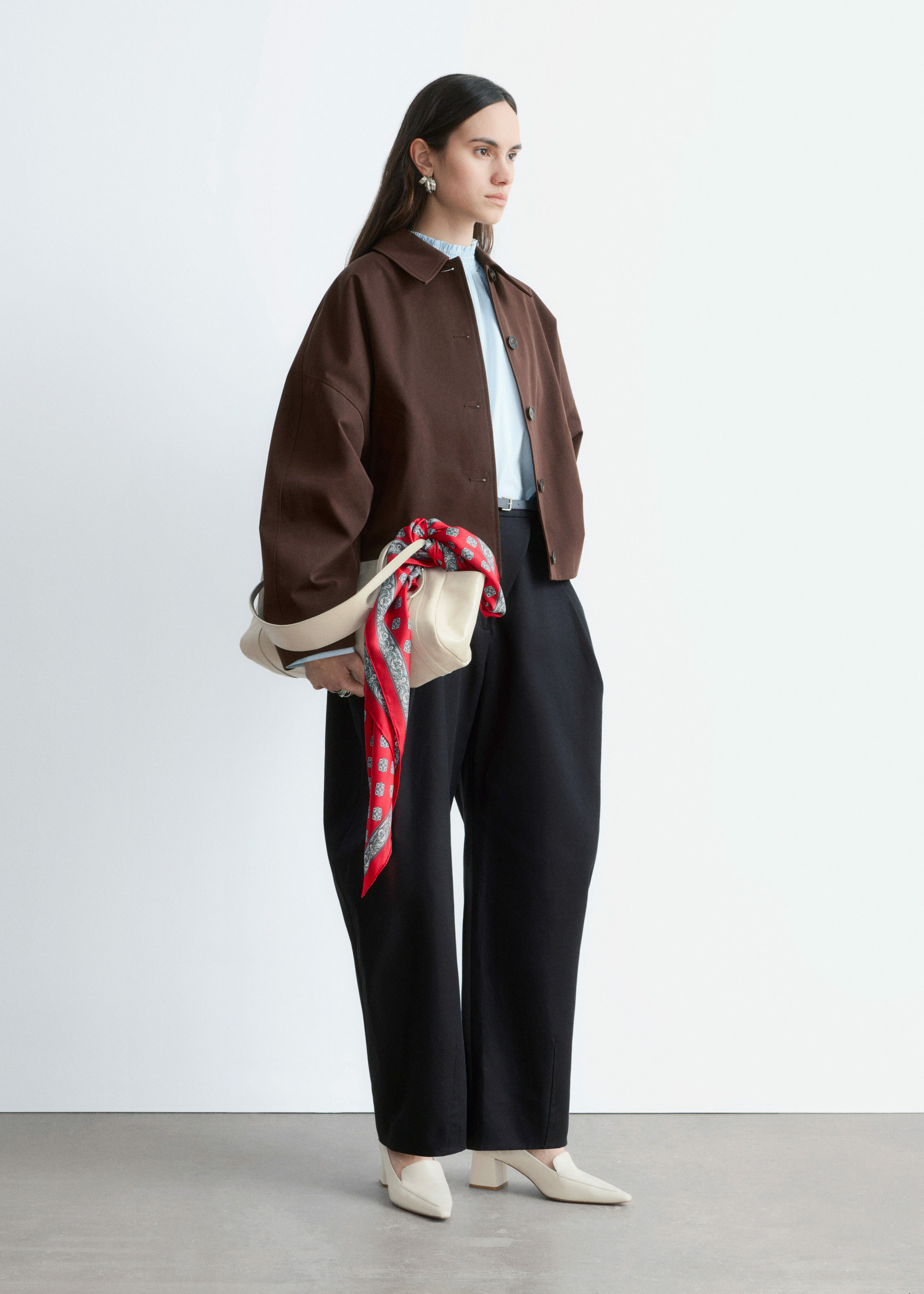 앤아더스토리즈 박시 코튼 자켓의 다크 브라운컬러 ECOMLook입니다.