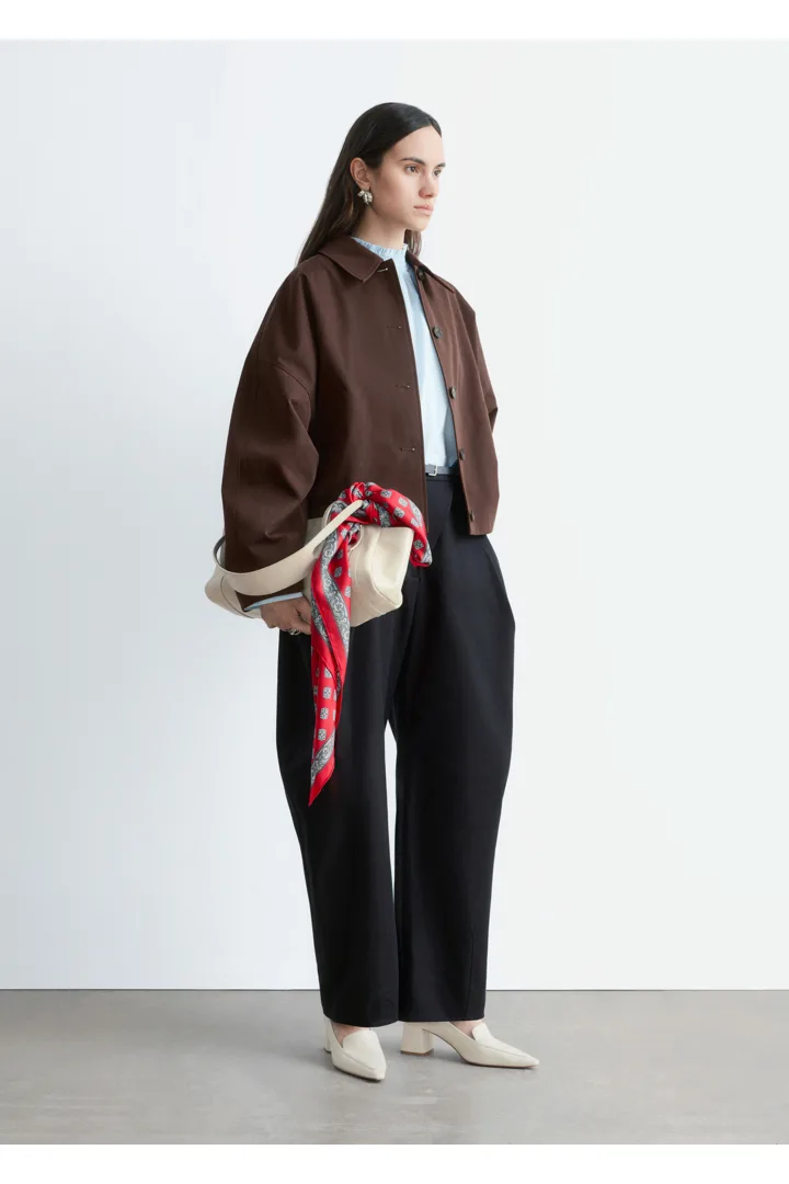 앤아더스토리즈 박시 코튼 자켓의 다크 브라운컬러 ECOMLook입니다.