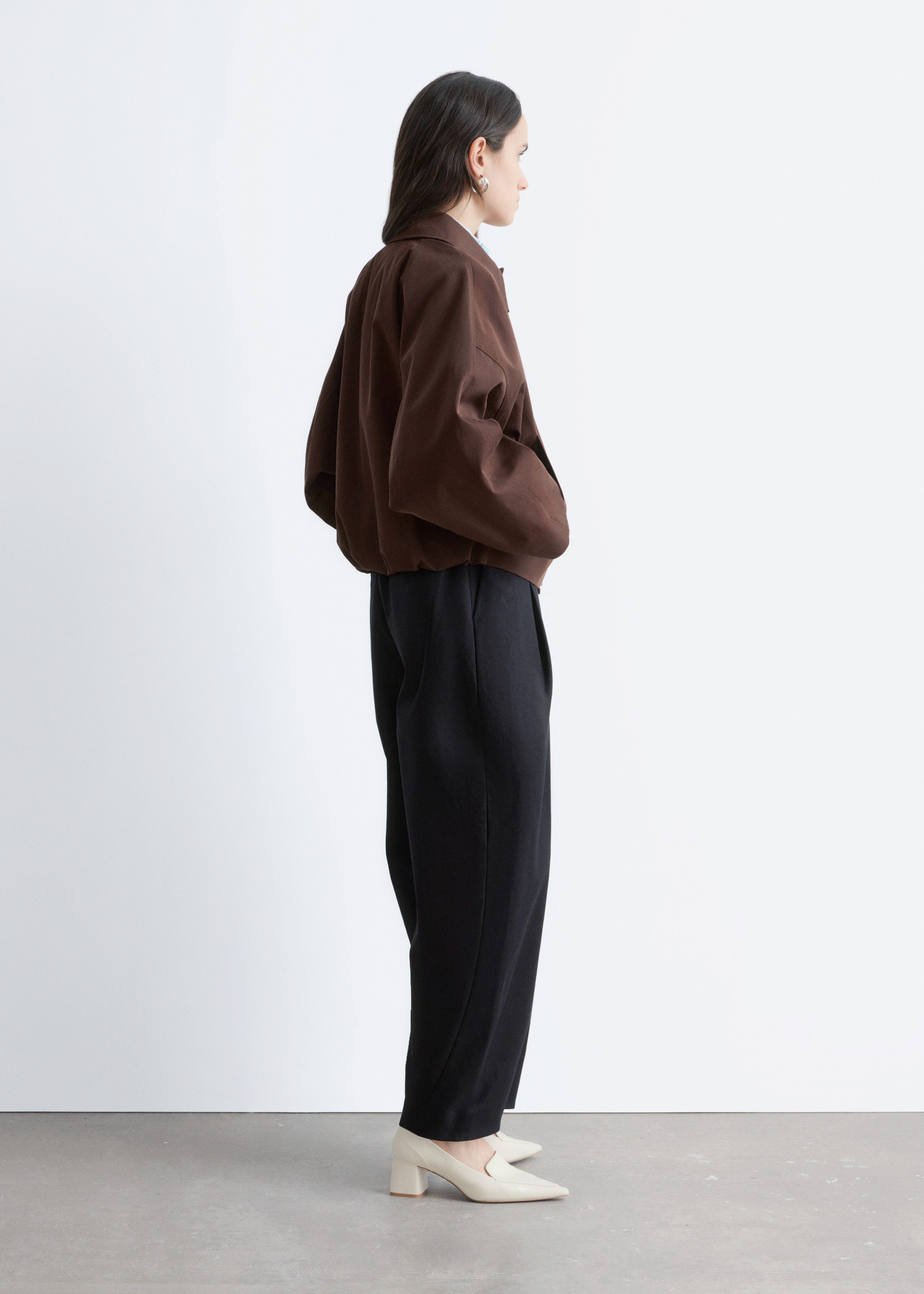 앤아더스토리즈 박시 코튼 자켓의 다크 브라운컬러 ECOMLook입니다.