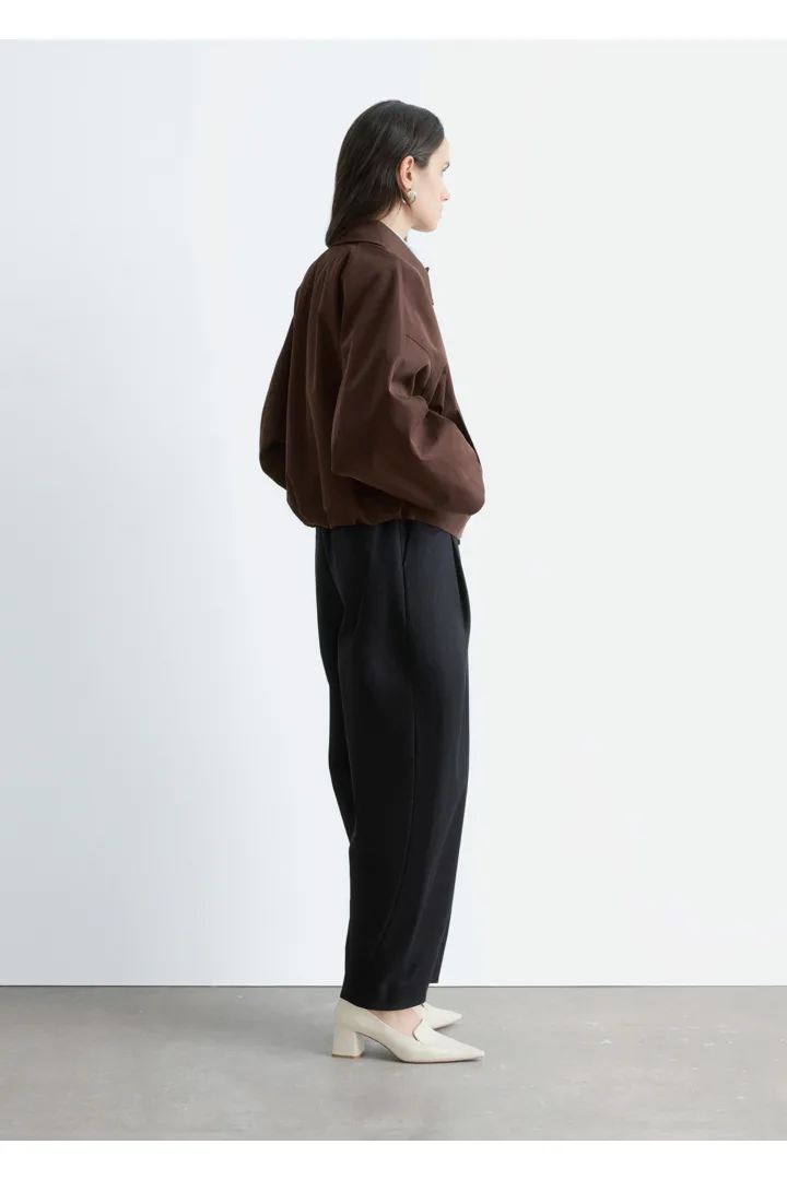 앤아더스토리즈 박시 코튼 자켓의 다크 브라운컬러 ECOMLook입니다.