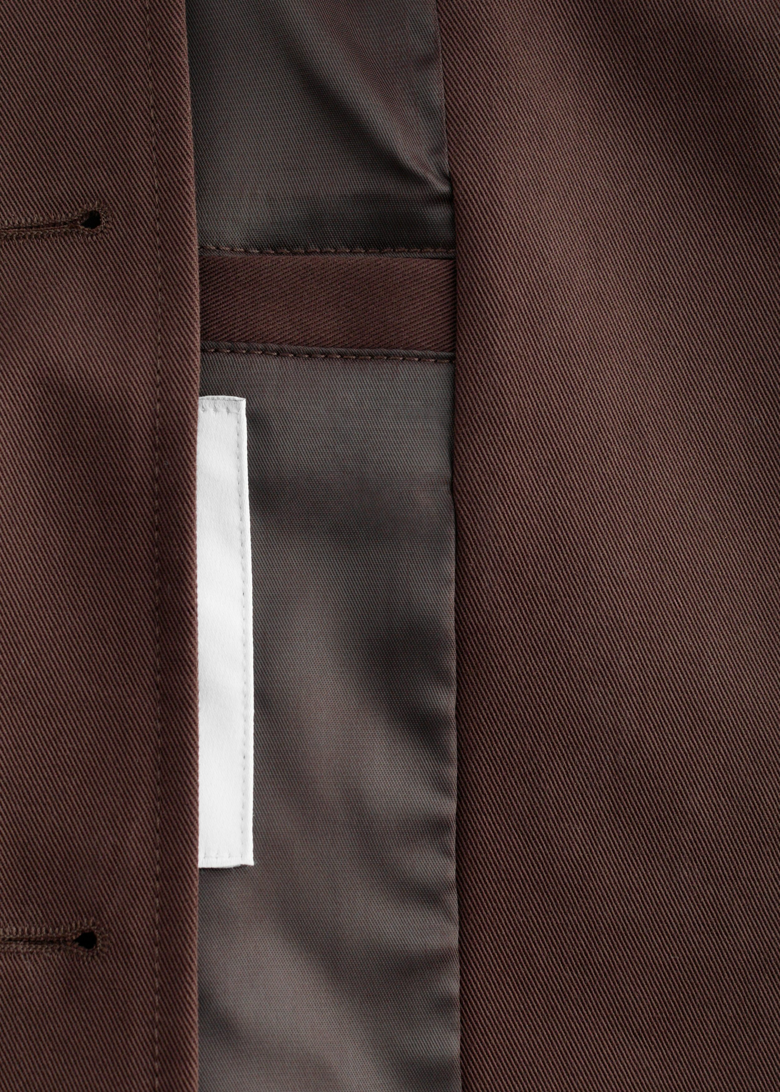 앤아더스토리즈 박시 코튼 자켓의 다크 브라운컬러 Detail입니다.