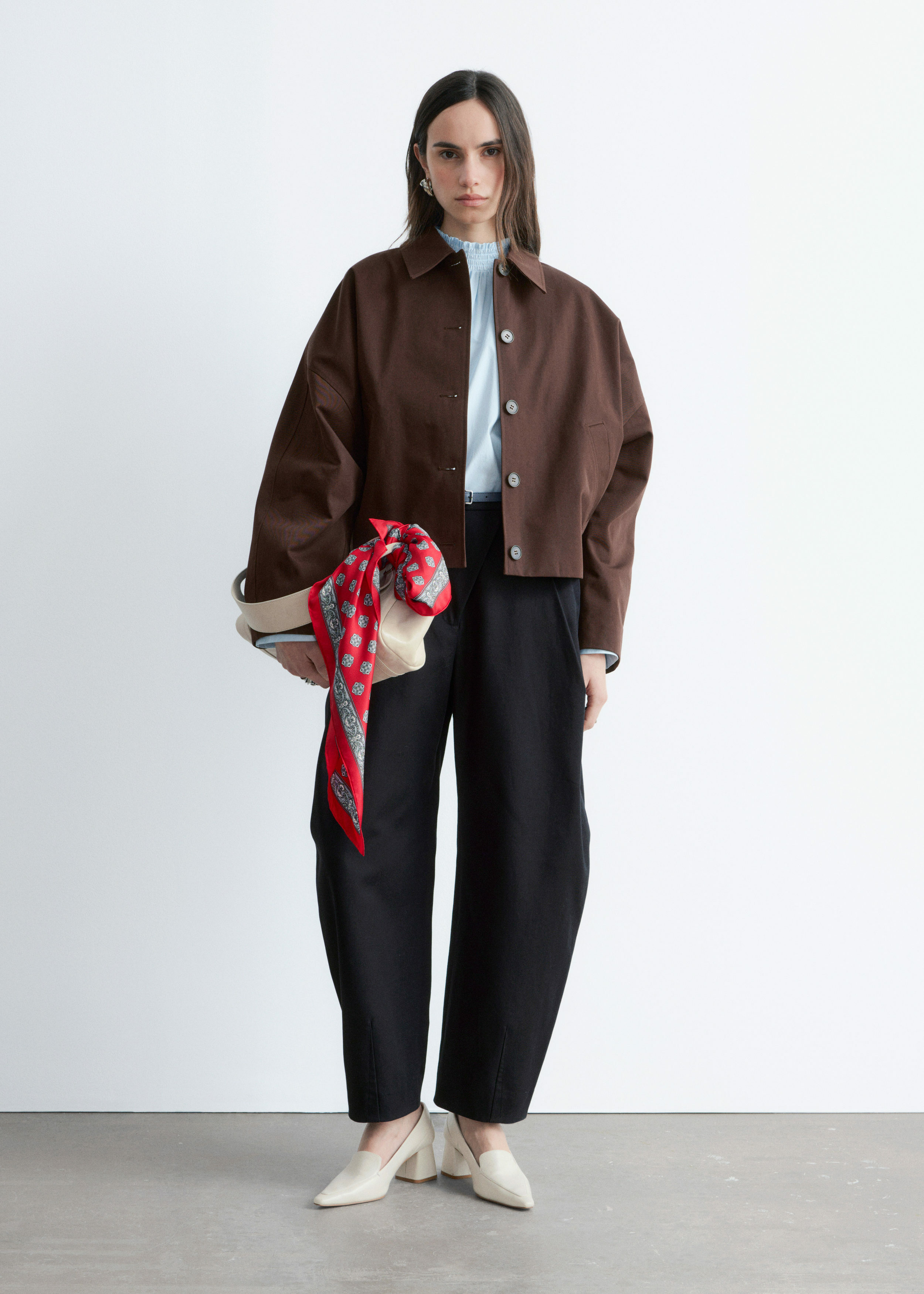 앤아더스토리즈 박시 코튼 자켓의 다크 브라운컬러 ECOMLook입니다.