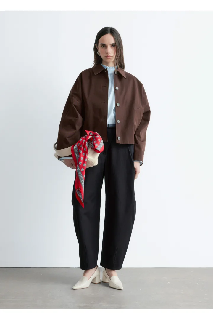 앤아더스토리즈 박시 코튼 자켓의 다크 브라운컬러 ECOMLook입니다.