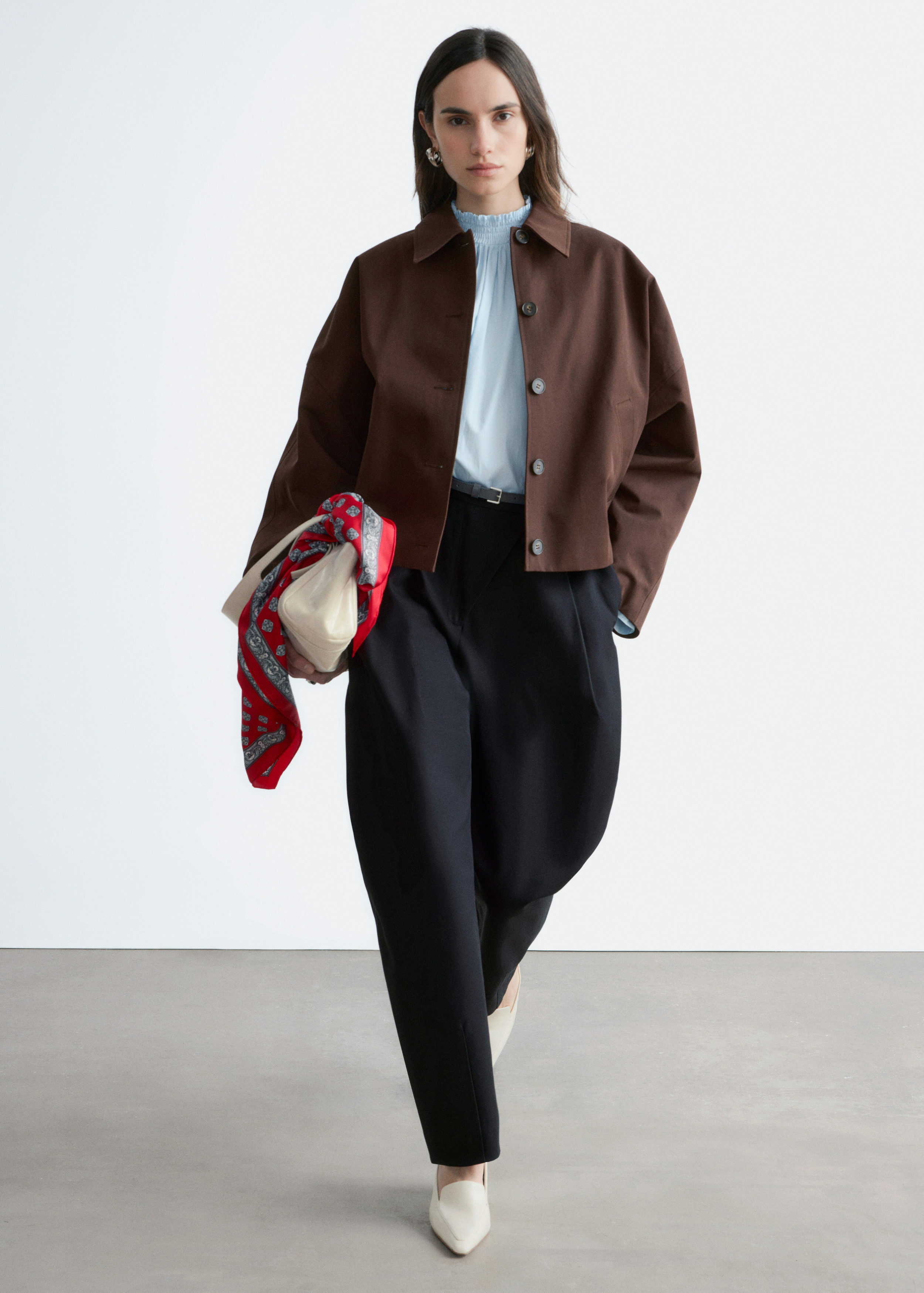 앤아더스토리즈 박시 코튼 자켓의 다크 브라운컬러 ECOMLook입니다.