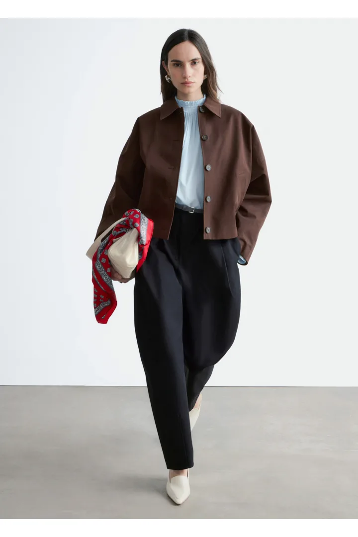 앤아더스토리즈 박시 코튼 자켓의 다크 브라운컬러 ECOMLook입니다.