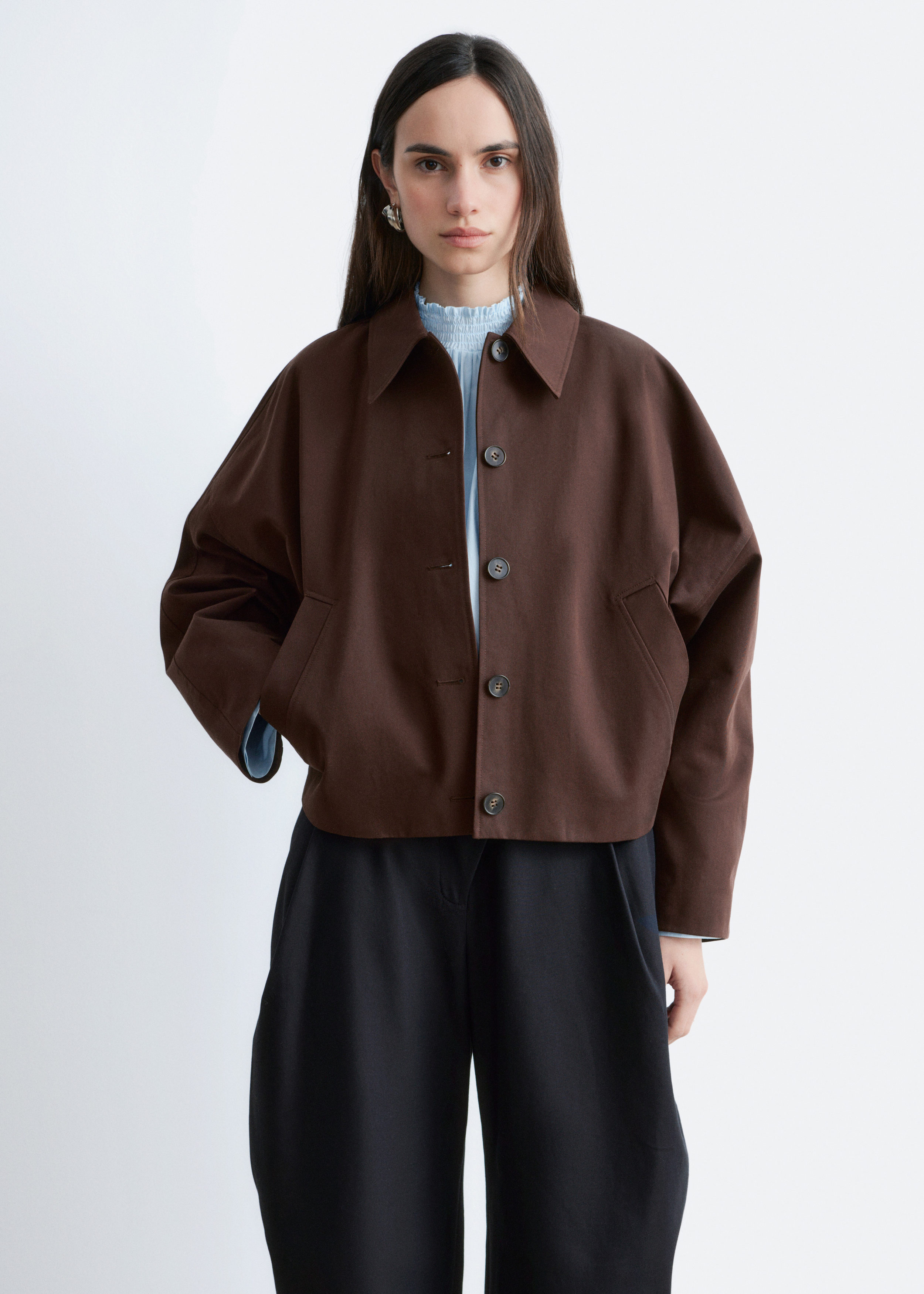 앤아더스토리즈 박시 코튼 자켓의 다크 브라운컬러 ECOMLook입니다.