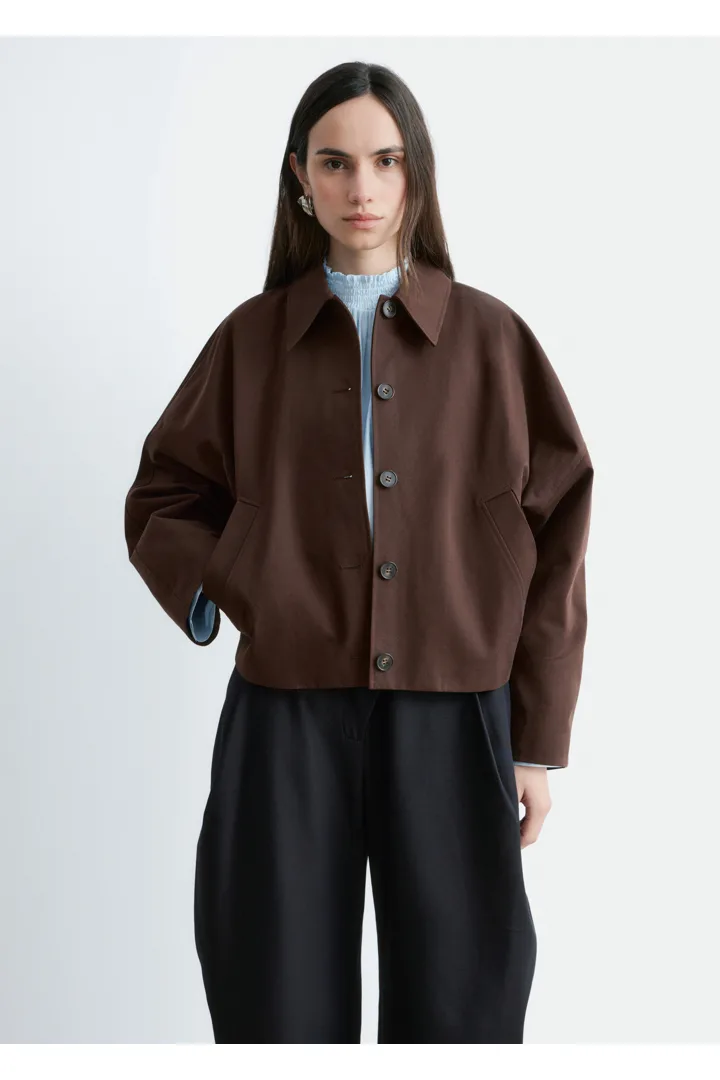 앤아더스토리즈 박시 코튼 자켓의 다크 브라운컬러 ECOMLook입니다.