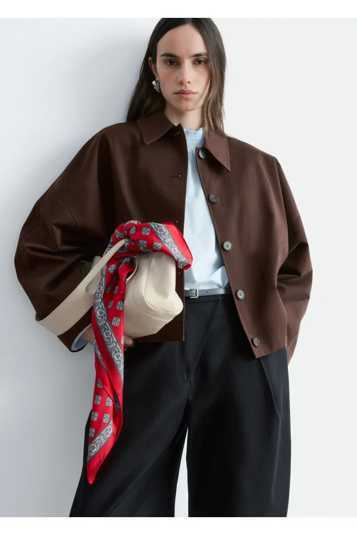 앤아더스토리즈 박시 코튼 자켓의 다크 브라운컬러 ECOMLook입니다.