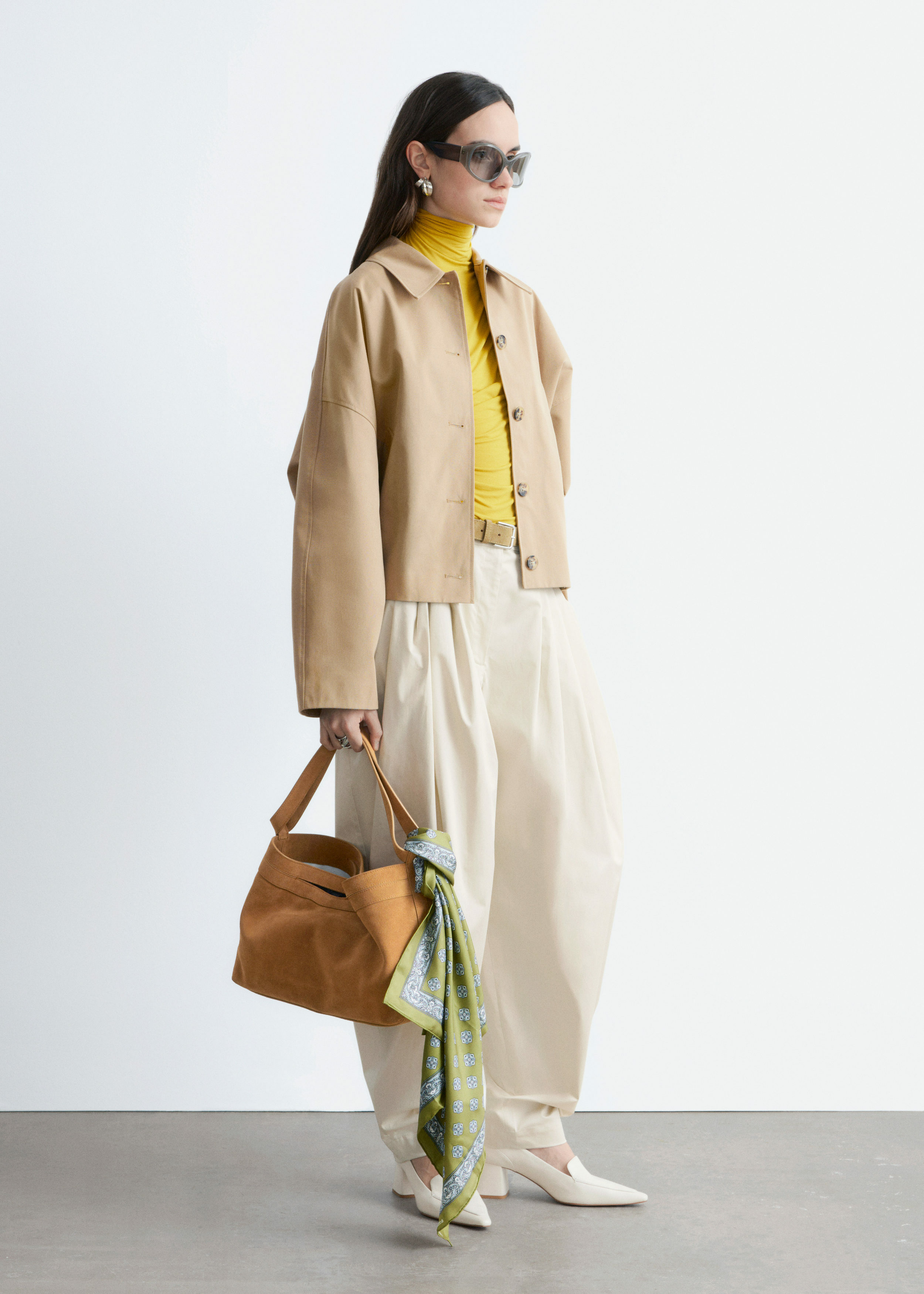 앤아더스토리즈 박시 코튼 자켓의 베이지컬러 ECOMLook입니다.