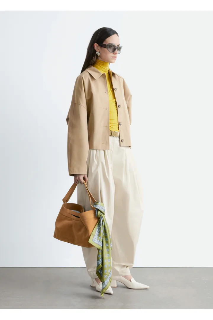 앤아더스토리즈 박시 코튼 자켓의 베이지컬러 ECOMLook입니다.