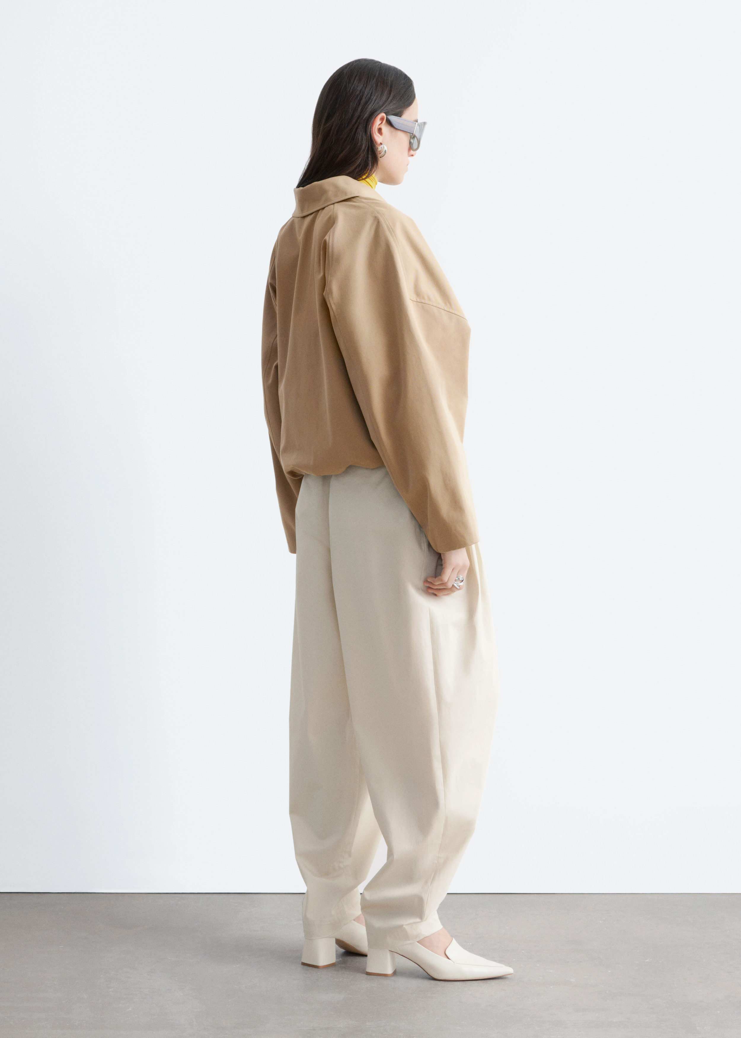 앤아더스토리즈 박시 코튼 자켓의 베이지컬러 ECOMLook입니다.