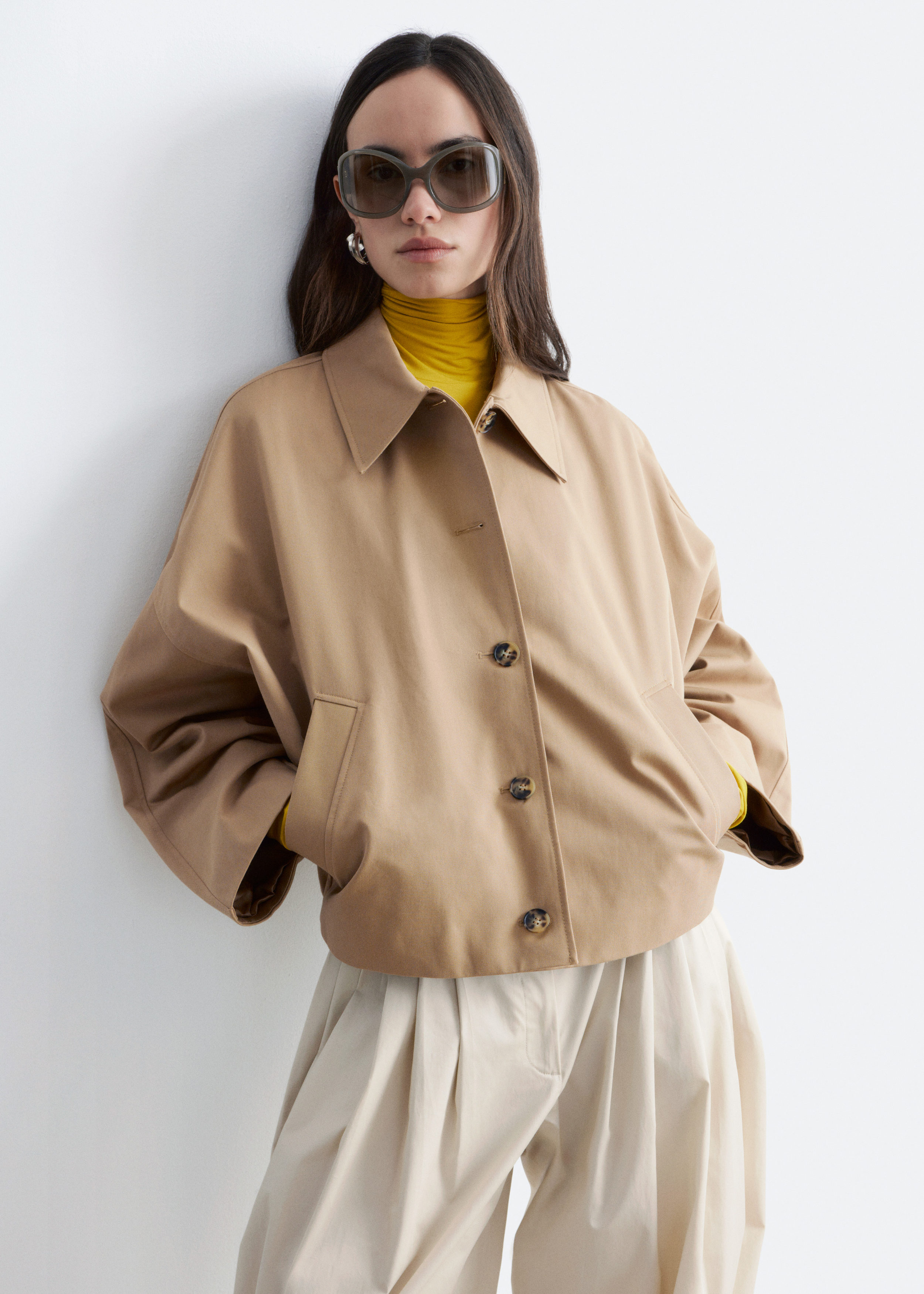 앤아더스토리즈 박시 코튼 자켓의 베이지컬러 ECOMLook입니다.