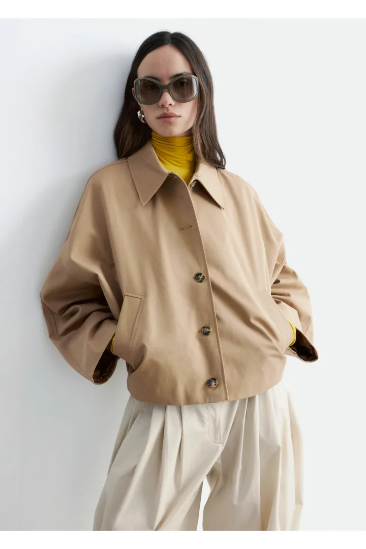 앤아더스토리즈 박시 코튼 자켓의 베이지컬러 ECOMLook입니다.