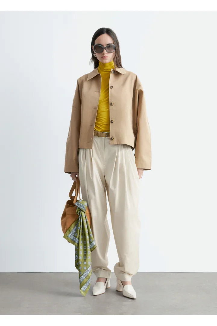 앤아더스토리즈 박시 코튼 자켓의 베이지컬러 ECOMLook입니다.