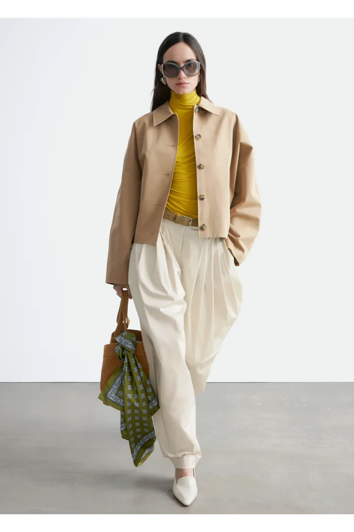 앤아더스토리즈 박시 코튼 자켓의 베이지컬러 ECOMLook입니다.