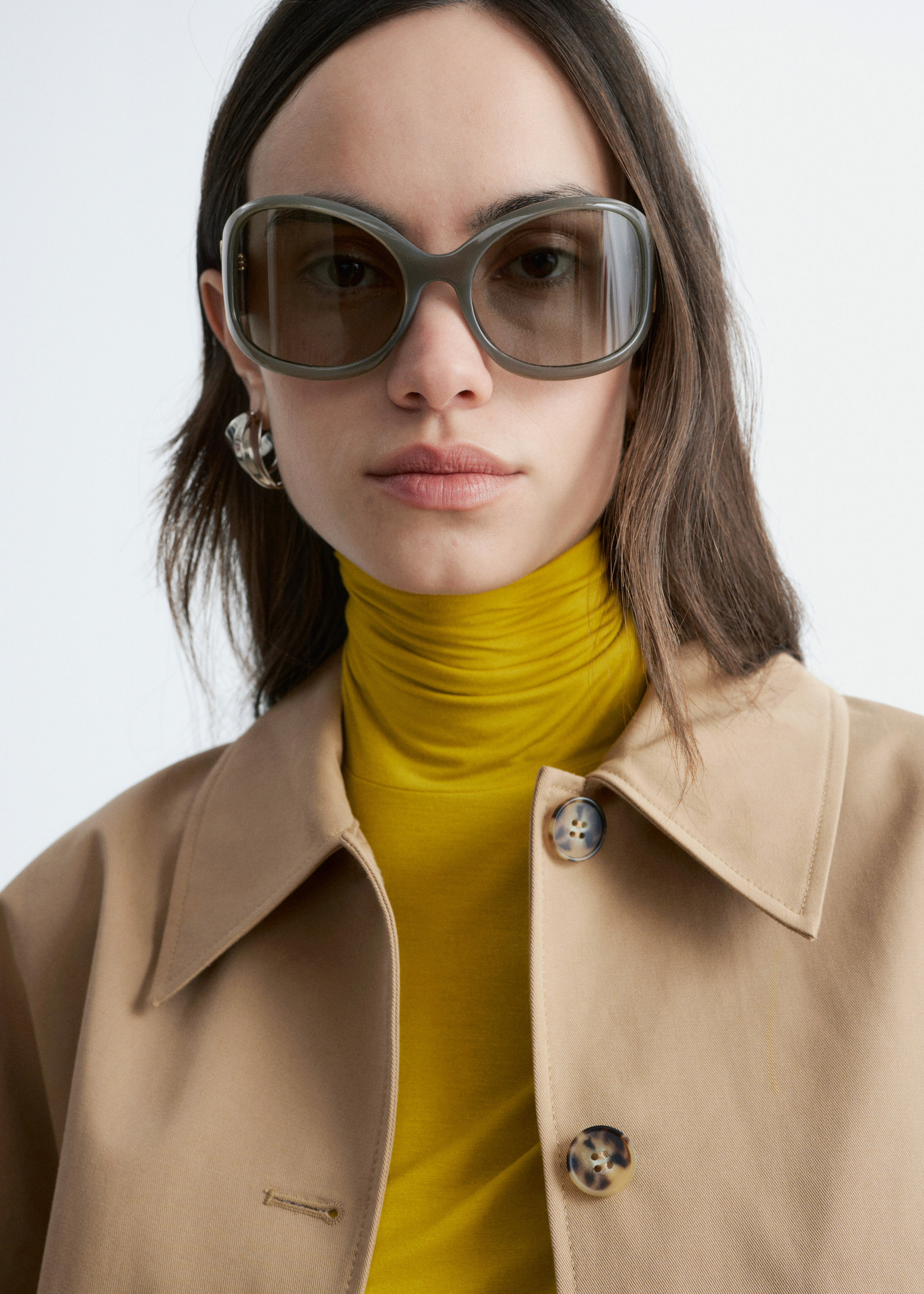 앤아더스토리즈 박시 코튼 자켓의 베이지컬러 ECOMLook입니다.