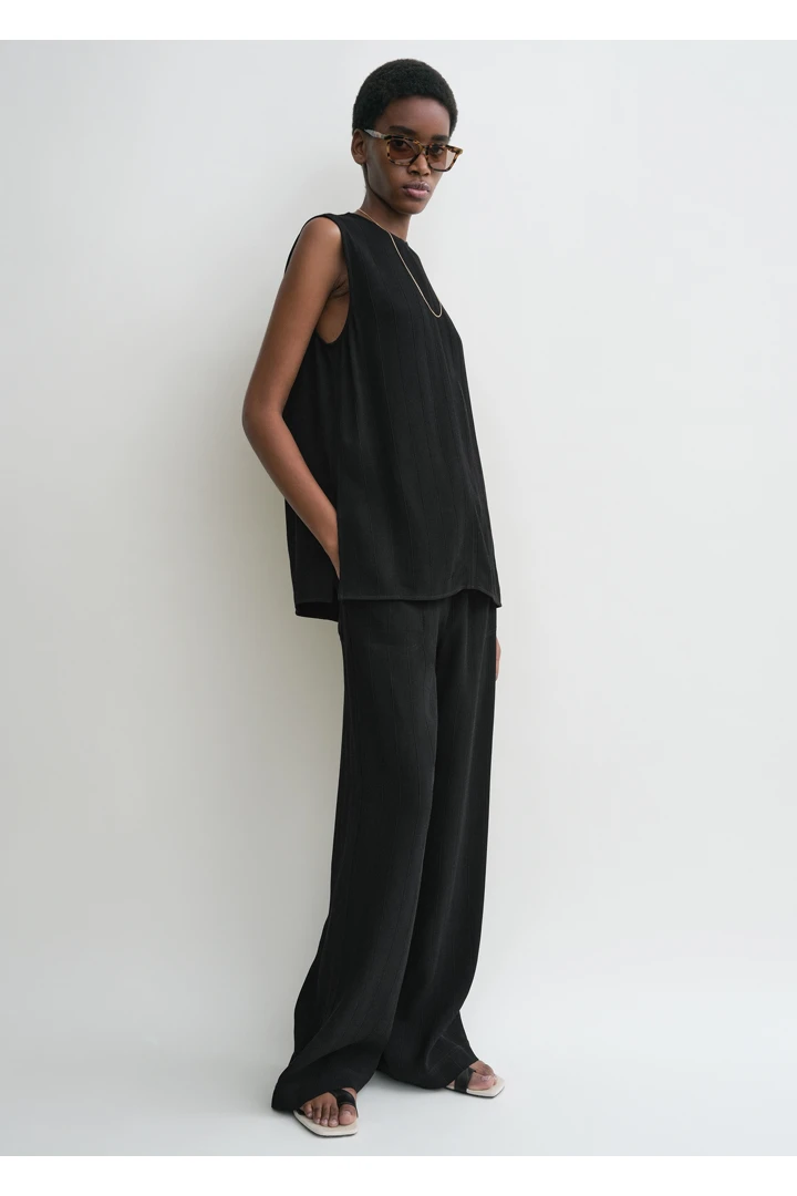 TOTEME 우븐 스트라이프 탑 블랙의 블랙컬러 1번쨰 이미지입니다.