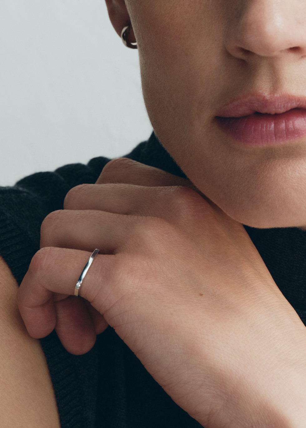 TOTEME 다이아몬드 체인 링 18KT 화이트 골드의 화이트 골드컬러 2번쨰 이미지입니다.