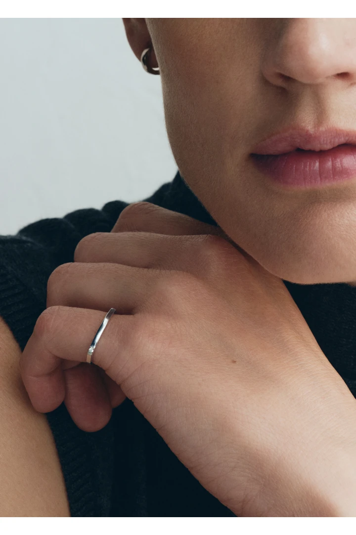 TOTEME 다이아몬드 체인 링 18KT 화이트 골드의 화이트 골드컬러 2번쨰 이미지입니다.