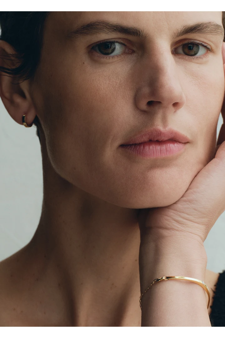 TOTEME 다이아몬드 체인 브레이슬릿 18KT 골드의 골드컬러 2번쨰 이미지입니다.