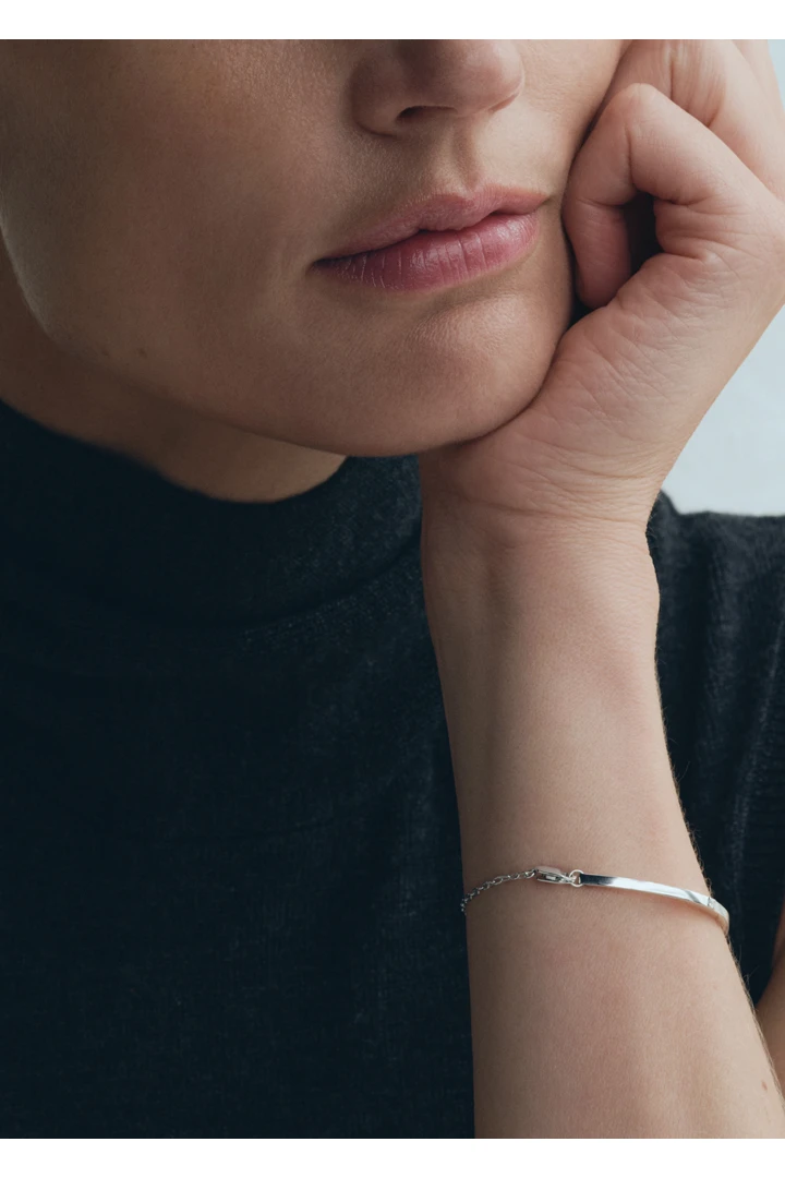 TOTEME 다이아몬드 체인 브레이슬릿 18KT 화이트 골드의 화이트 골드컬러 2번쨰 이미지입니다.