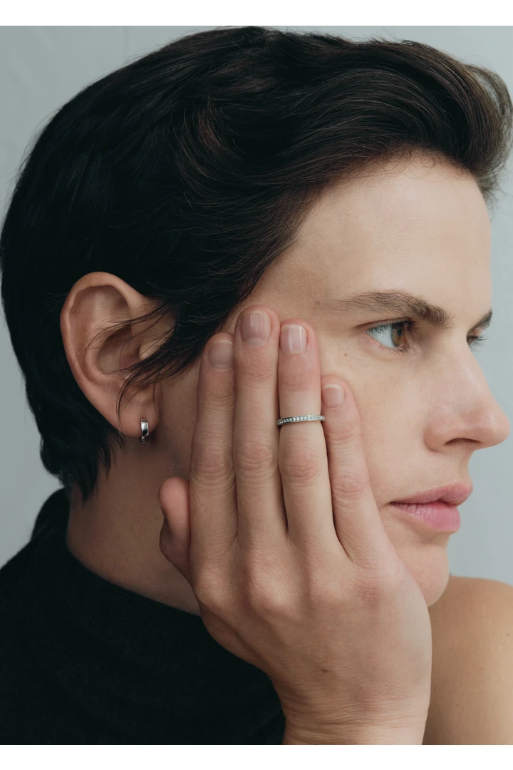 TOTEME 이터너티 다이아몬드 미디 링 18KT 화이트 골드의 화이트 골드컬러 1번쨰 이미지입니다.