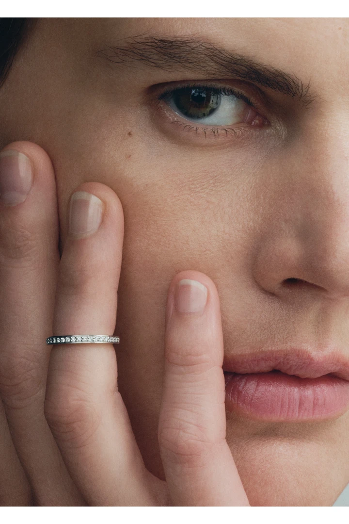 TOTEME 이터너티 다이아몬드 미디 링 18KT 화이트 골드의 화이트 골드컬러 2번쨰 이미지입니다.