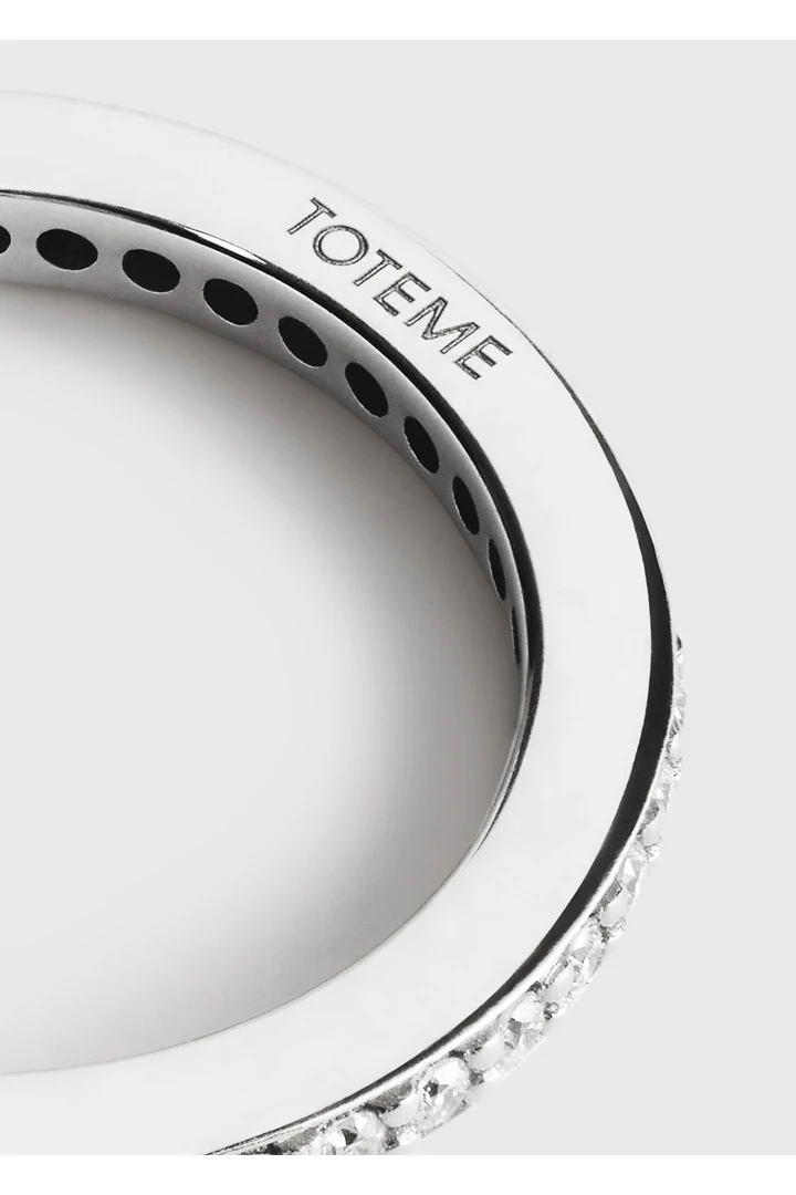 TOTEME 이터너티 다이아몬드 미디 링 18KT 화이트 골드의 화이트 골드컬러 4번쨰 이미지입니다.