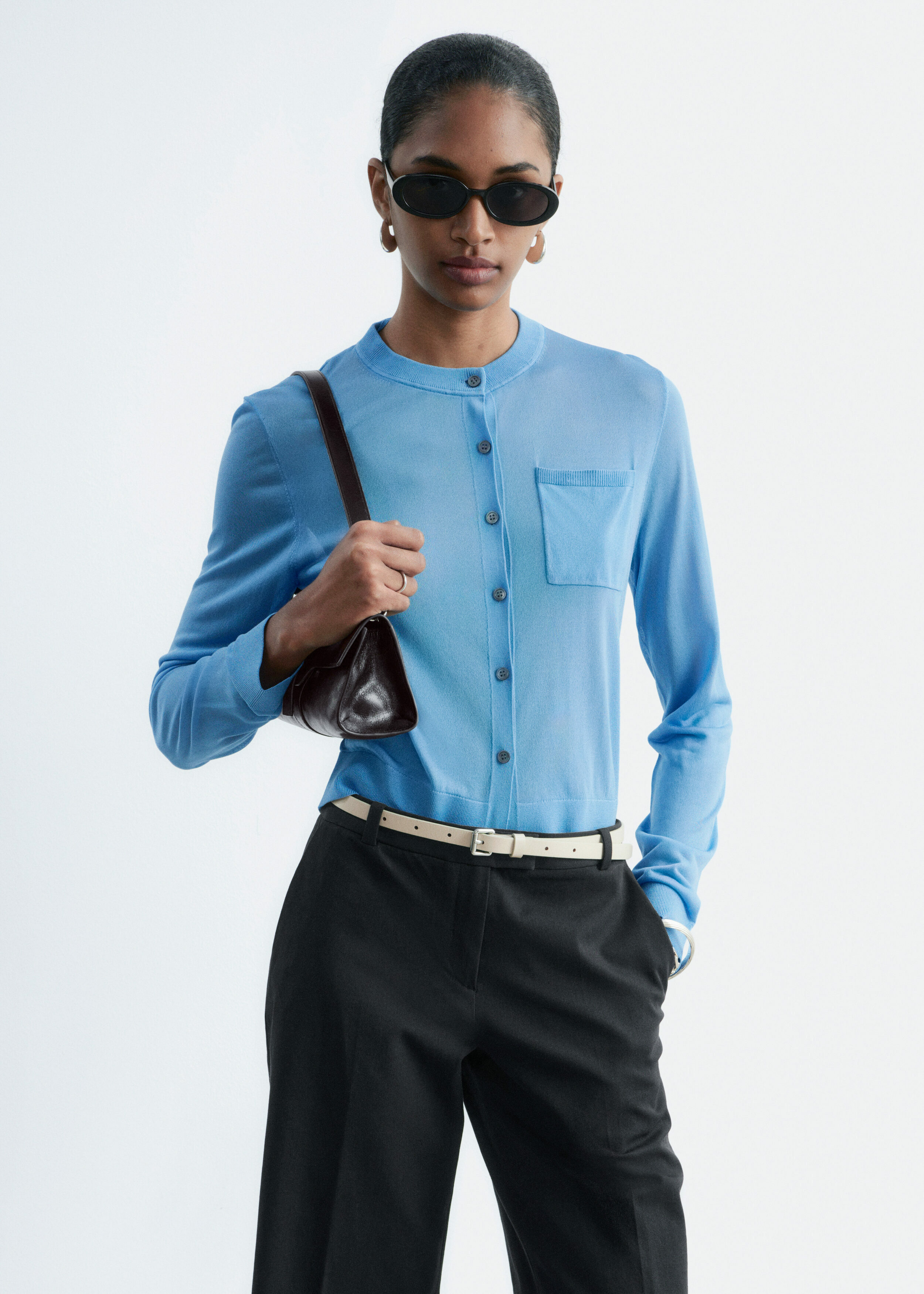 앤아더스토리즈 실크 블렌드 가디건의 블루컬러 ECOMLook입니다.