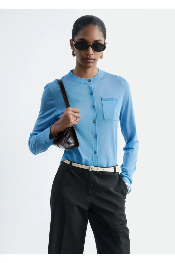 앤아더스토리즈 실크 블렌드 가디건의 블루컬러 ECOMLook입니다.