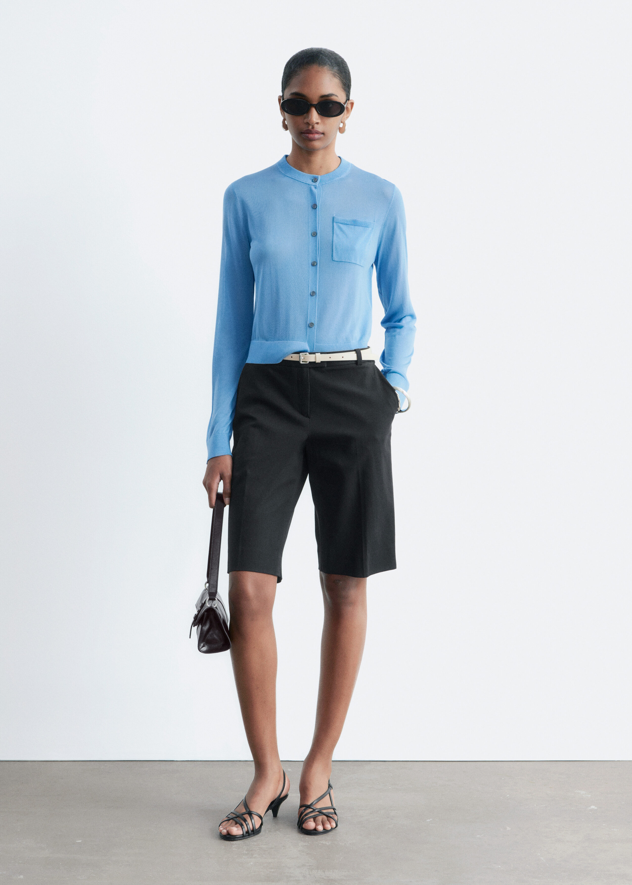 앤아더스토리즈 실크 블렌드 가디건의 블루컬러 ECOMLook입니다.