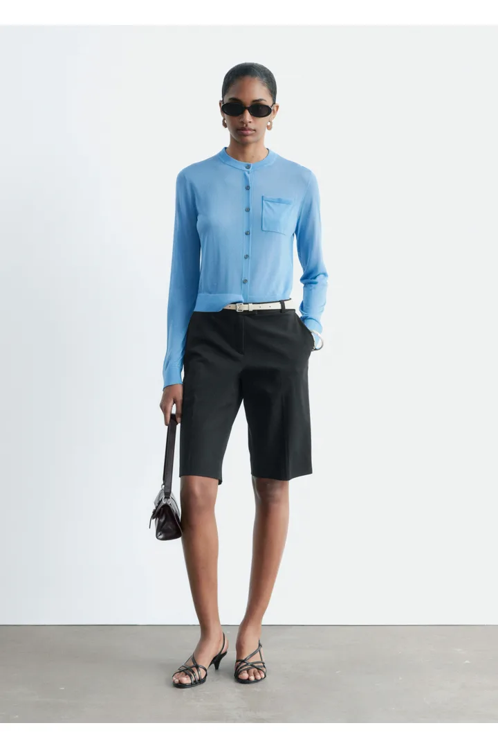 앤아더스토리즈 실크 블렌드 가디건의 블루컬러 ECOMLook입니다.