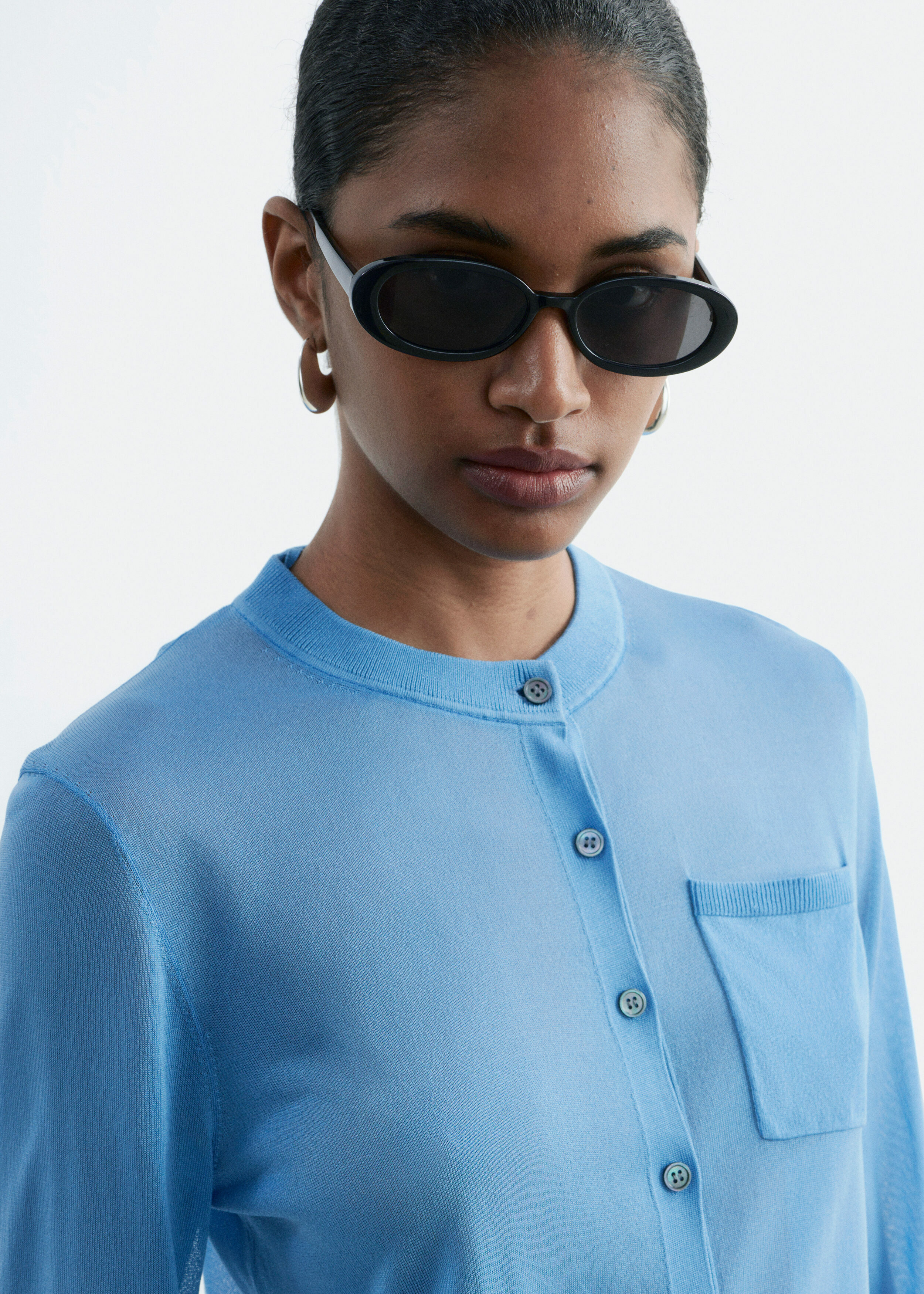 앤아더스토리즈 실크 블렌드 가디건의 블루컬러 ECOMLook입니다.