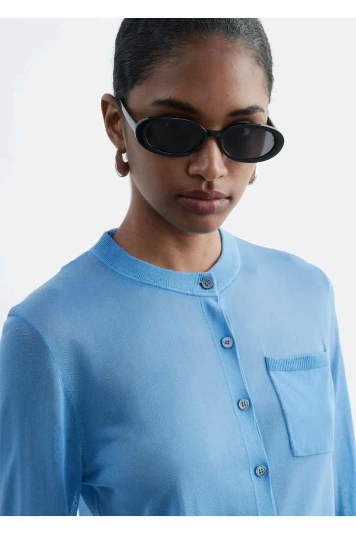 앤아더스토리즈 실크 블렌드 가디건의 블루컬러 ECOMLook입니다.