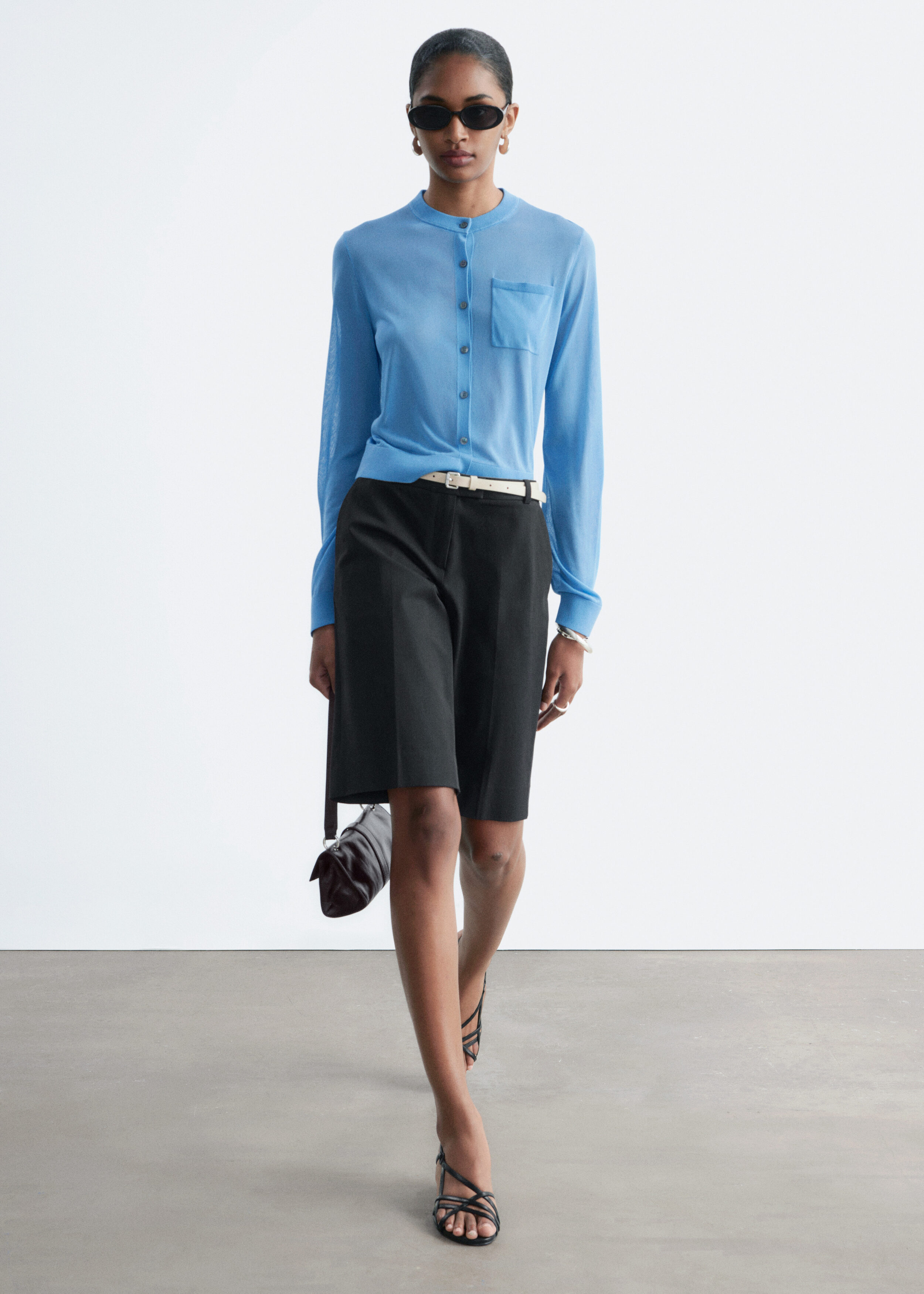 앤아더스토리즈 실크 블렌드 가디건의 블루컬러 ECOMLook입니다.