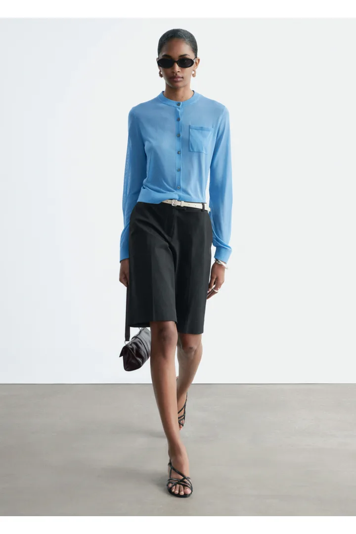 앤아더스토리즈 실크 블렌드 가디건의 블루컬러 ECOMLook입니다.