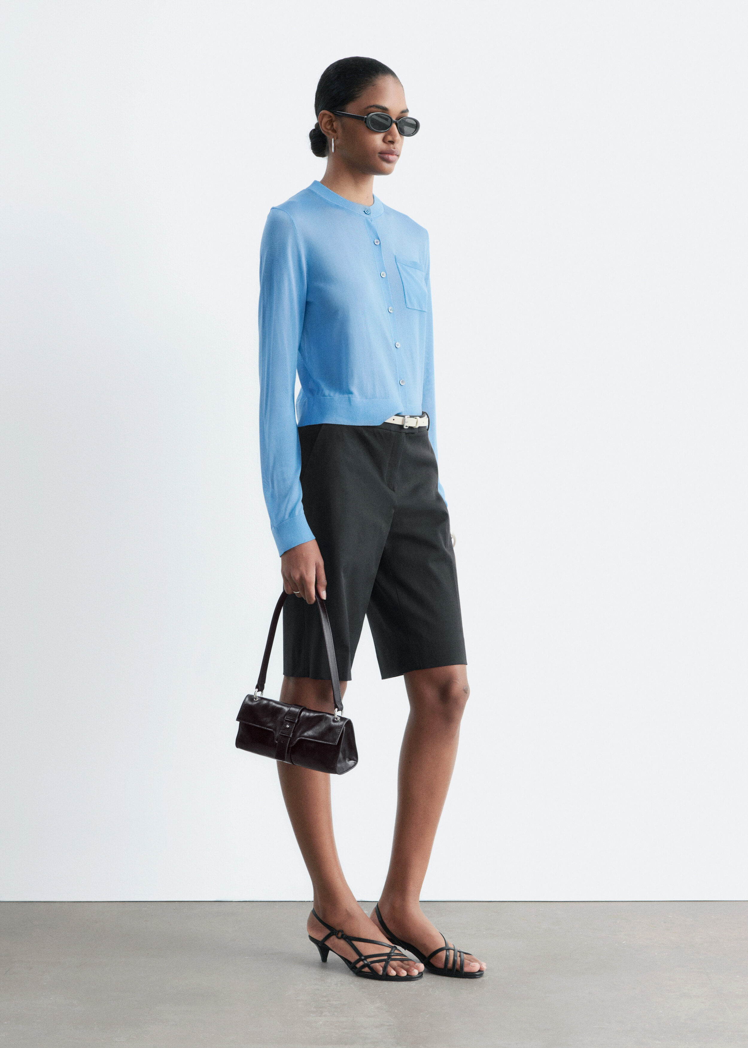 앤아더스토리즈 실크 블렌드 가디건의 블루컬러 ECOMLook입니다.