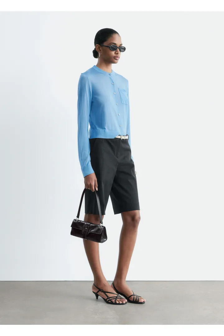 앤아더스토리즈 실크 블렌드 가디건의 블루컬러 ECOMLook입니다.