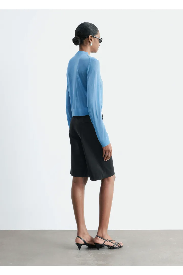 앤아더스토리즈 실크 블렌드 가디건의 블루컬러 ECOMLook입니다.